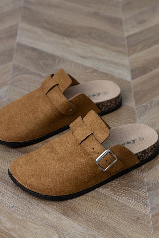 Brązowe klapki zabudowane na korkowej... Brązowe klapki zabudowane na korkowej...