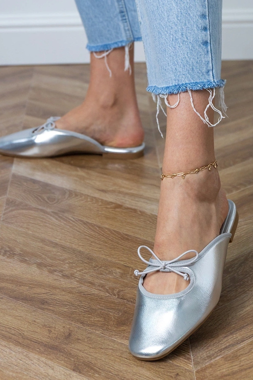 Srebrne klapki zabudowane na płaskiej... Srebrne klapki zabudowane na płaskiej...