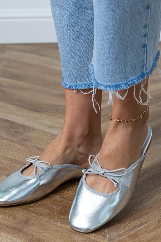 Srebrne klapki zabudowane na płaskiej... Srebrne klapki zabudowane na płaskiej...