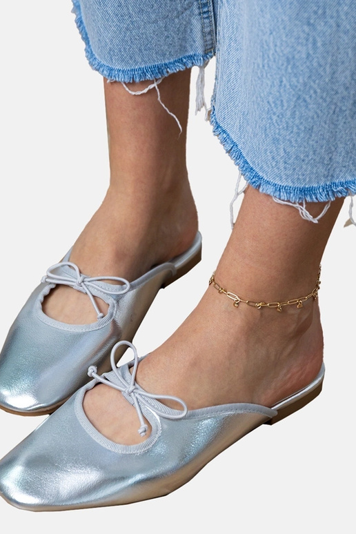 Srebrne klapki zabudowane na płaskiej... Srebrne klapki zabudowane na płaskiej...