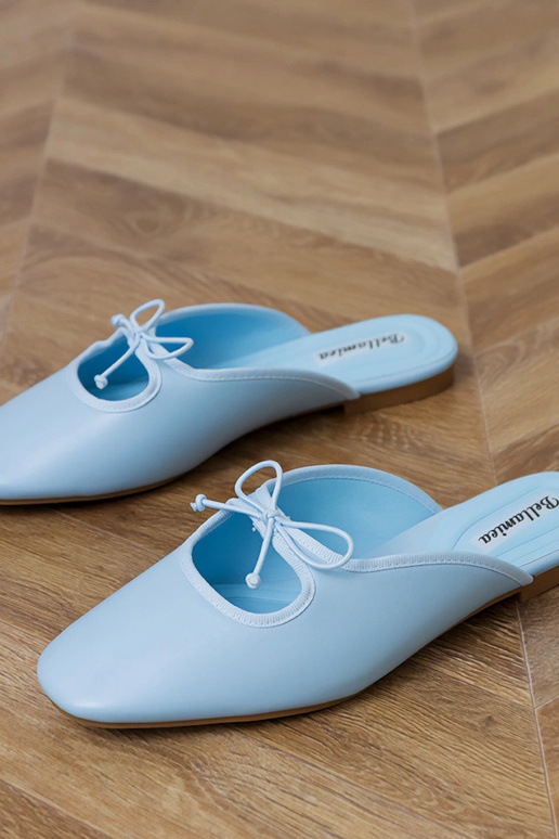 Niebieskie klapki zabudowane na... Niebieskie klapki zabudowane na...