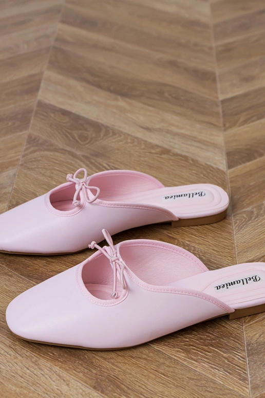 Różowe klapki zabudowane na płaskiej... Różowe klapki zabudowane na płaskiej...