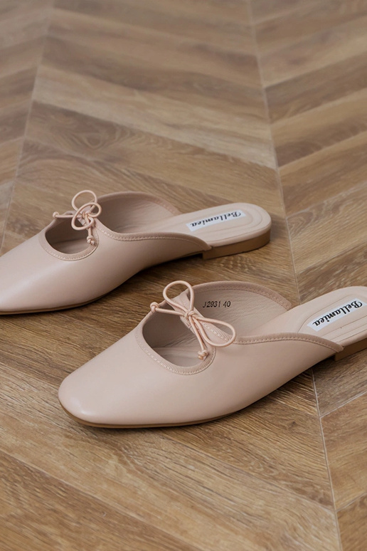 Beżowe klapki zabudowane na płaskiej... Beżowe klapki zabudowane na płaskiej...