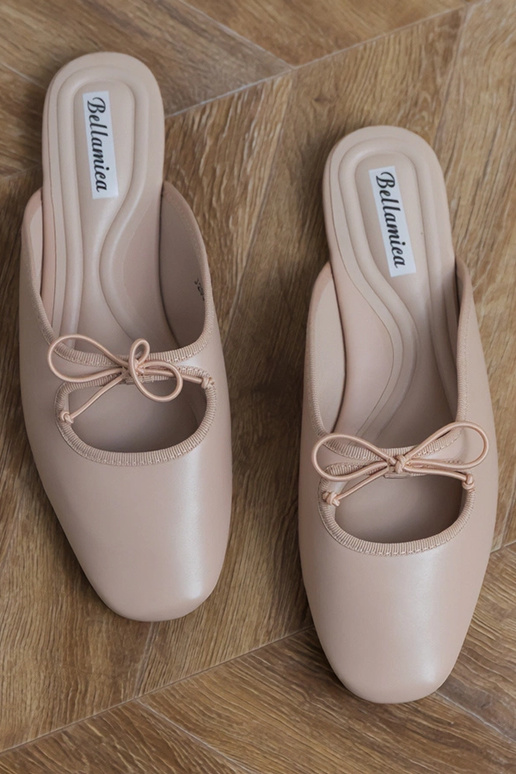 Beżowe klapki zabudowane na płaskiej... Beżowe klapki zabudowane na płaskiej...