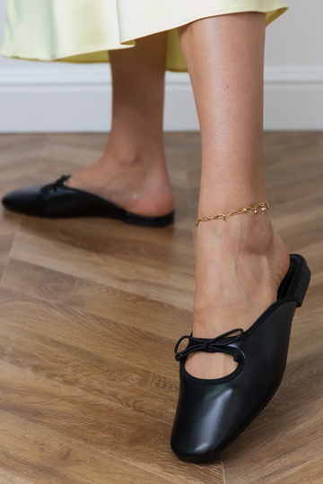 Czarne klapki zabudowane na...