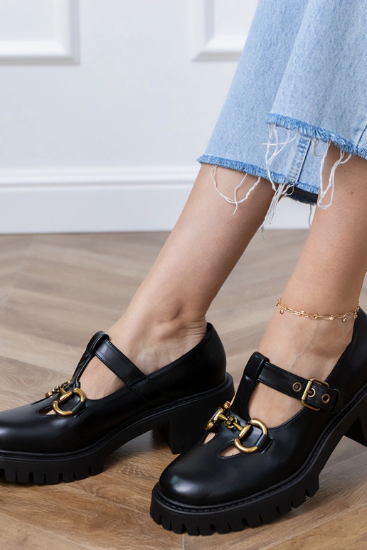 Czarne półbuty na grubej podeszwie ze... Czarne półbuty na grubej podeszwie ze...