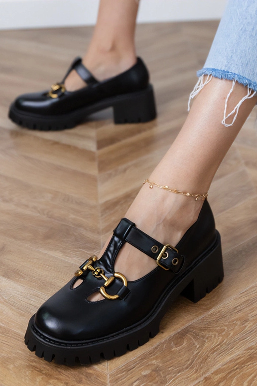 Czarne półbuty na grubej podeszwie ze... Czarne półbuty na grubej podeszwie ze...