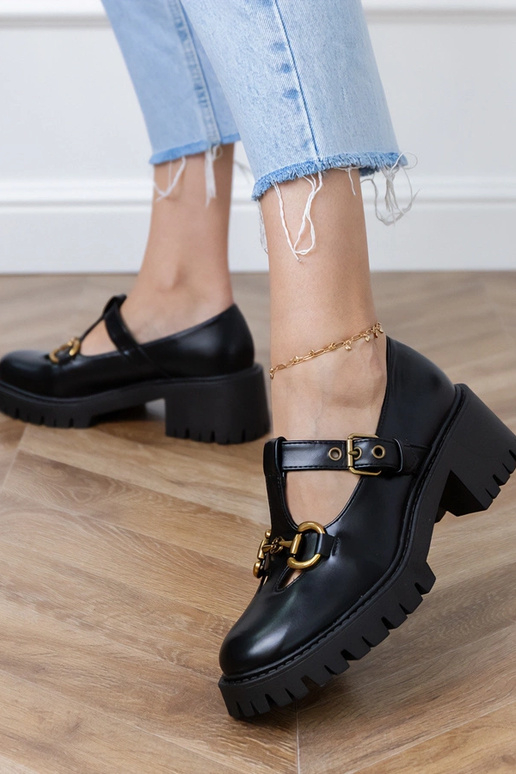 Czarne półbuty na grubej podeszwie ze... Czarne półbuty na grubej podeszwie ze...