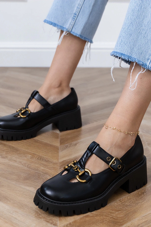 Czarne półbuty na grubej podeszwie ze... Czarne półbuty na grubej podeszwie ze...