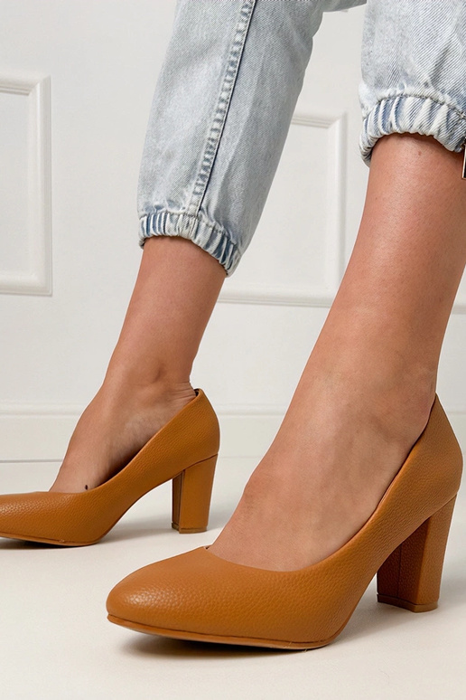 Brązowe klasyczne czółenka na słupku...