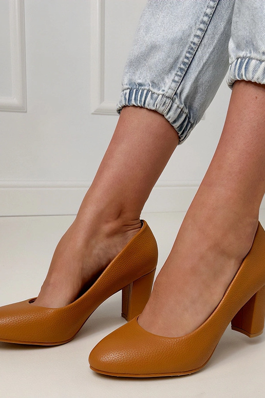 Brązowe klasyczne czółenka na słupku...