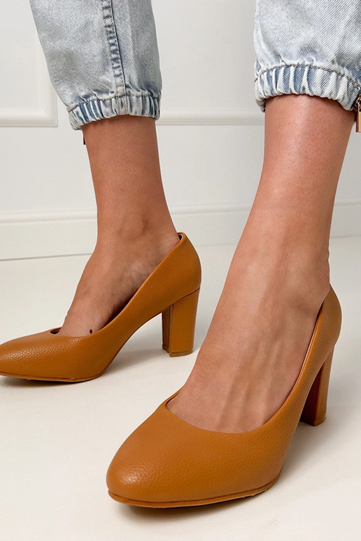 Brązowe klasyczne czółenka na słupku...