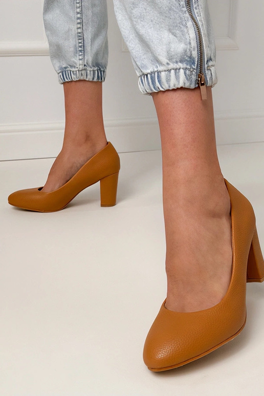 Brązowe klasyczne czółenka na słupku...