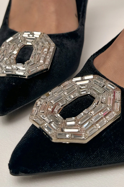 Czarne czółenka na szpilce z... Czarne czółenka na szpilce z...