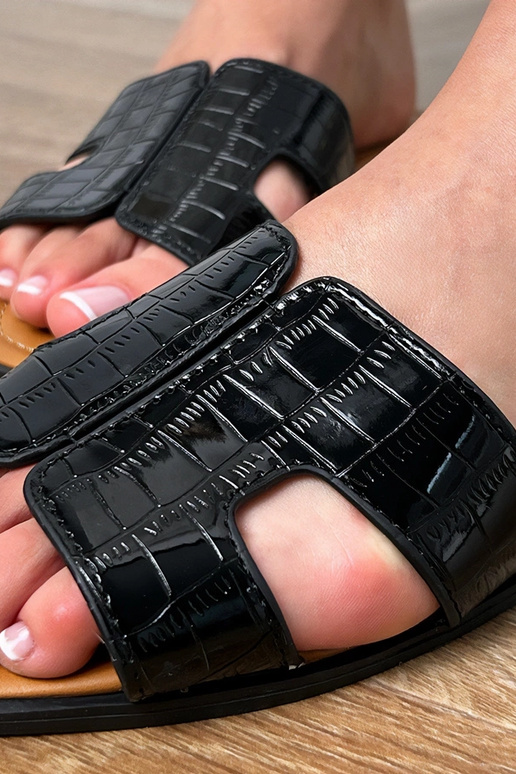 Czarne klapki na płaskiej podeszwie z... Czarne klapki na płaskiej podeszwie z...