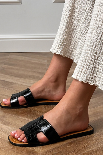 Czarne klapki na płaskiej... 2