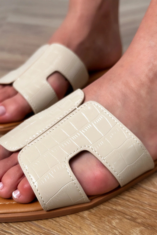 Beżowe klapki na płaskiej podeszwie z... Beżowe klapki na płaskiej podeszwie z...