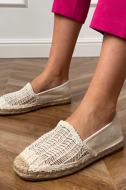 Beżowe espadryle ażurowe na...