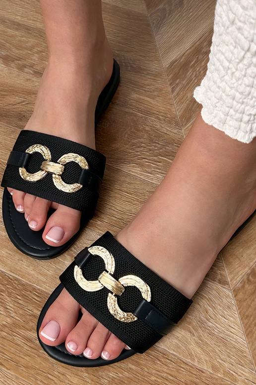 Czarne klapki ze złotą ozdobą na...