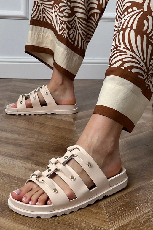 Beżowe klapki rzymskie z ćwiekami... Beżowe klapki rzymskie z ćwiekami...