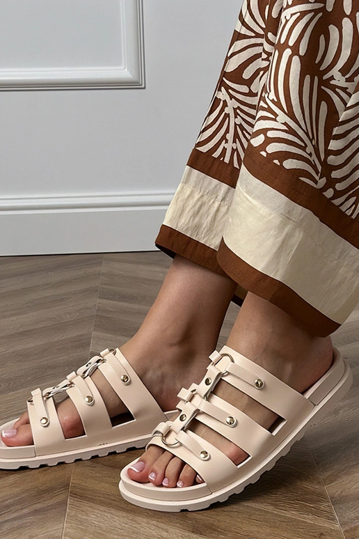 Beżowe klapki rzymskie z ćwiekami... Beżowe klapki rzymskie z ćwiekami...