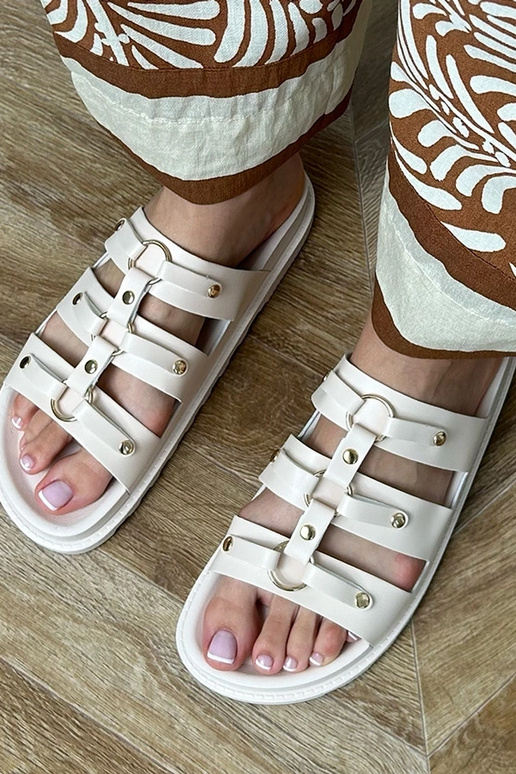 Beżowe klapki rzymskie z ćwiekami... Beżowe klapki rzymskie z ćwiekami...