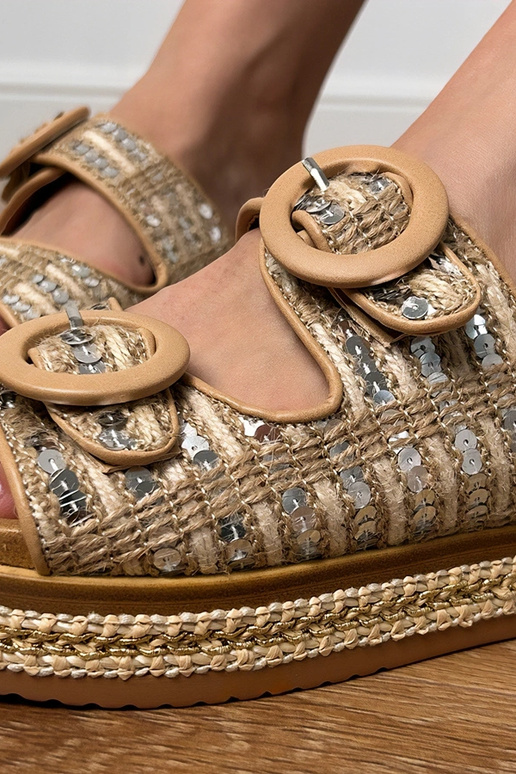 Beżowe klapki plecione z cekinami na... Beżowe klapki plecione z cekinami na...