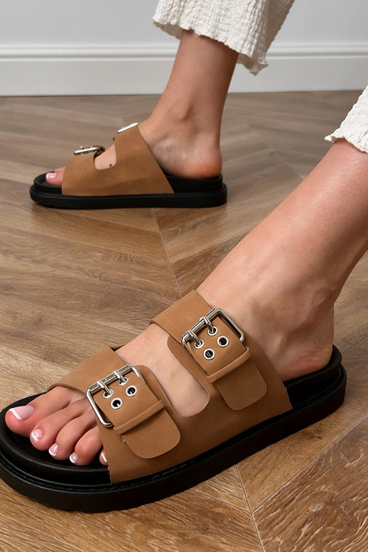 Brązowe klapki z klamrami na paskach... Brązowe klapki z klamrami na paskach...