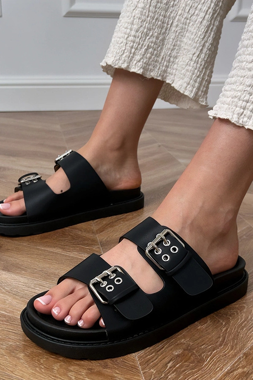 Czarne klapki z klamrami na paskach... Czarne klapki z klamrami na paskach...