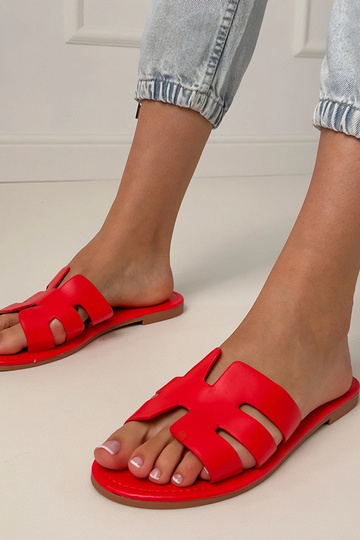 Czerwone klapki zdobione...