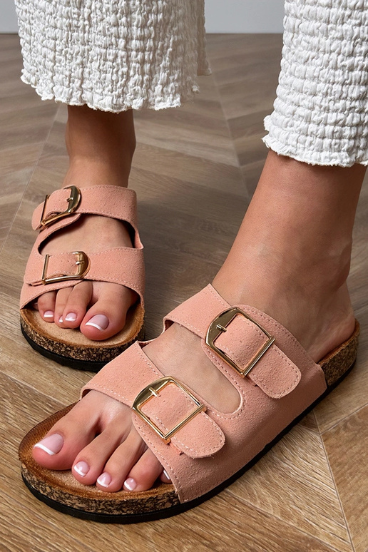 Różowe klapki z klamrami na korkowej... Różowe klapki z klamrami na korkowej...