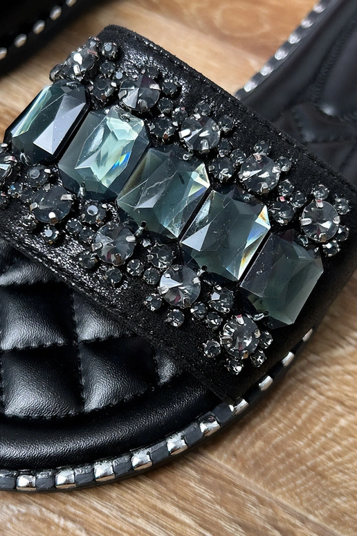 Czarne klapki zdobione kryształkami... Czarne klapki zdobione kryształkami...