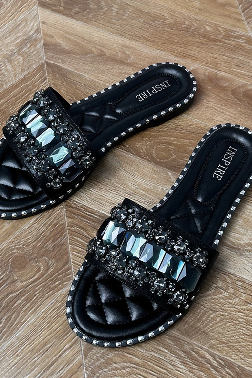 Czarne klapki zdobione kryształkami... Czarne klapki zdobione kryształkami...
