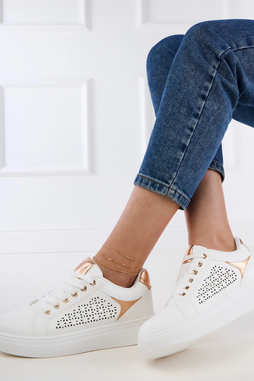 Białe sneakersy ze złotymi wstawkami na platformie Remmi