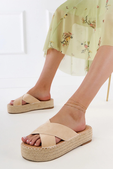 Beżowe klapki espadryle z...