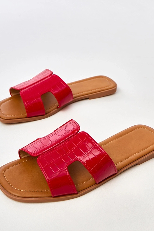 Czerwone klapki na płaskiej podeszwie... Czerwone klapki na płaskiej podeszwie...