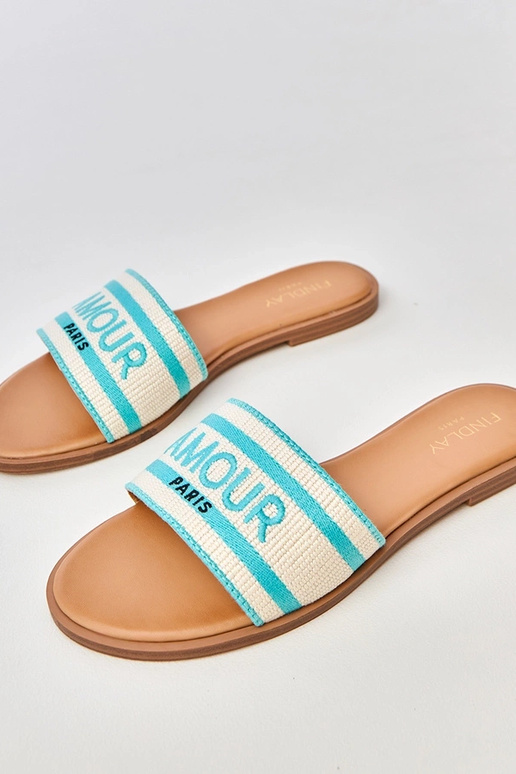 Niebieskie klapki z haftowanym... Niebieskie klapki z haftowanym...