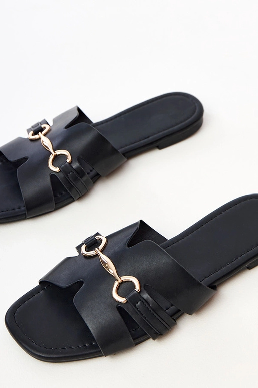 Czarne klapki ze złotą ozdobą Elamisa Czarne klapki ze złotą ozdobą Elamisa