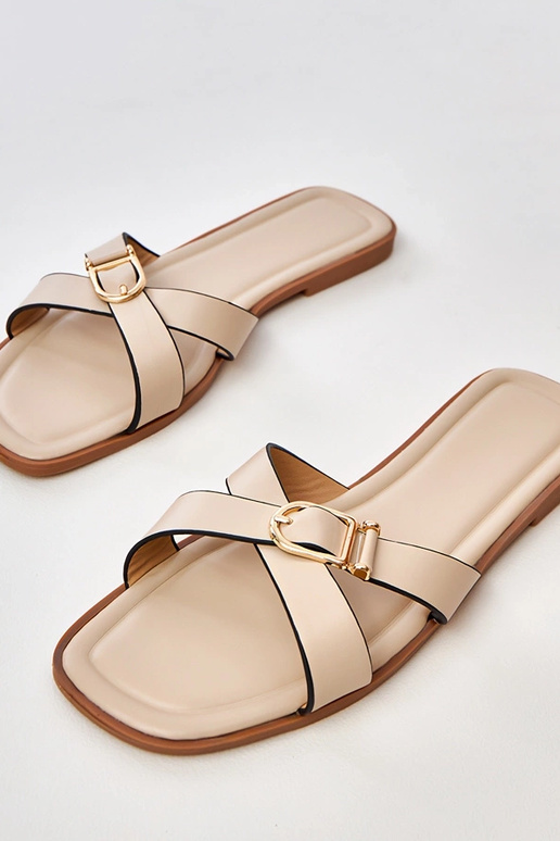 Beżowe klapki z ozdobną klamrą na... Beżowe klapki z ozdobną klamrą na...