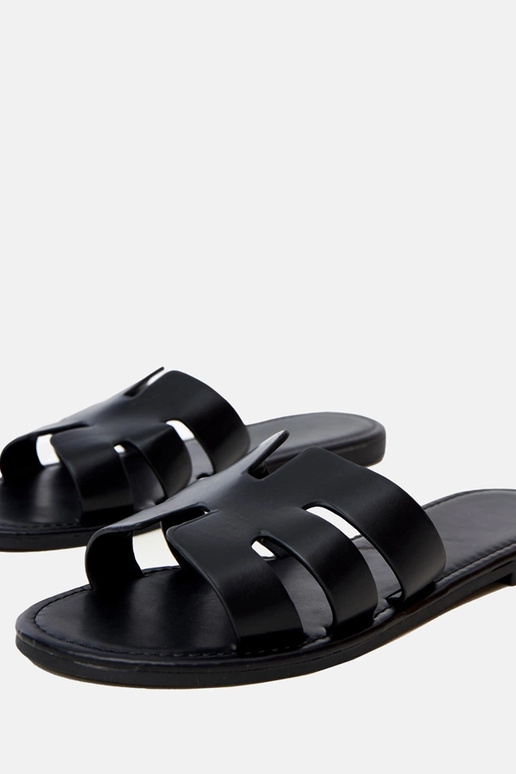 Czarne klapki zdobione wycięciami Ragos Czarne klapki zdobione wycięciami Ragos