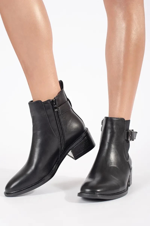 Classic model shoes in black color...