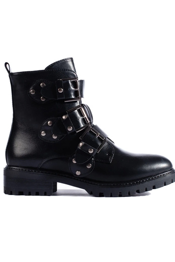 Inarm up black shoes Inith...