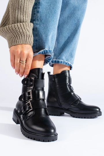 Inarm up black shoes Inith... 2