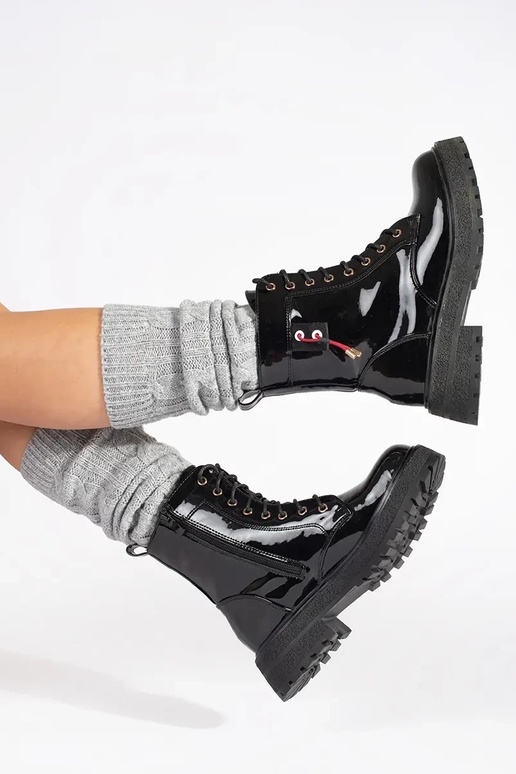 to varnish Lace-up boots