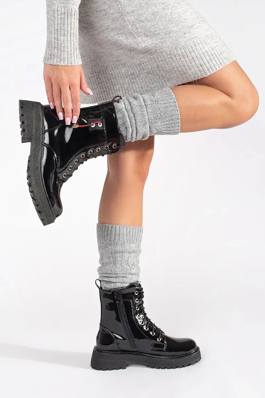 to varnish Lace-up boots