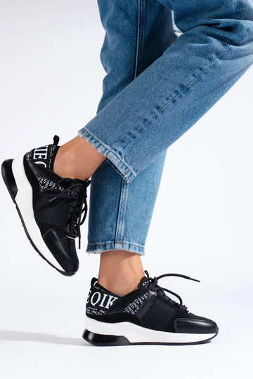 Women's casual shoes... 2