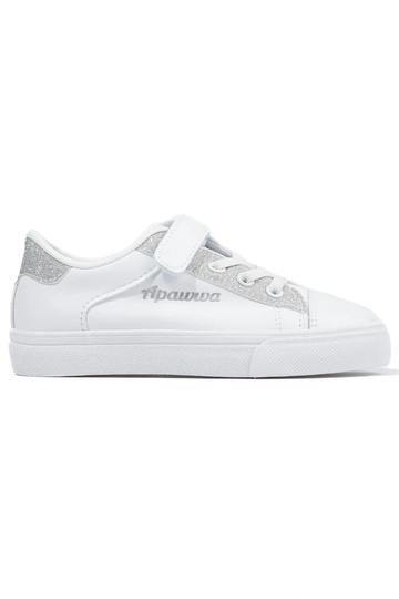 White sports shoes  Shelovet