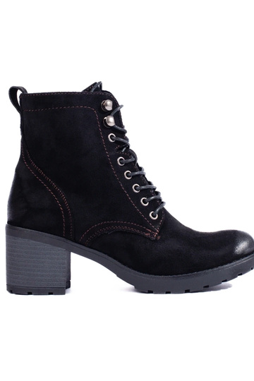 Inith laces Inomens boots...
