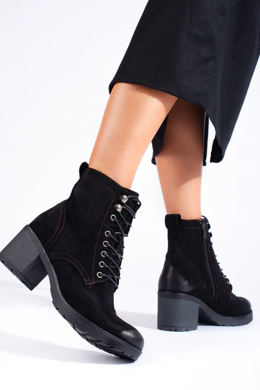 Inith laces Inomens boots on... Inith laces Inomens boots on...