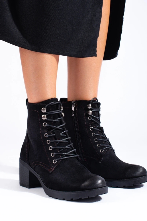 Inith laces Inomens boots on... Inith laces Inomens boots on...